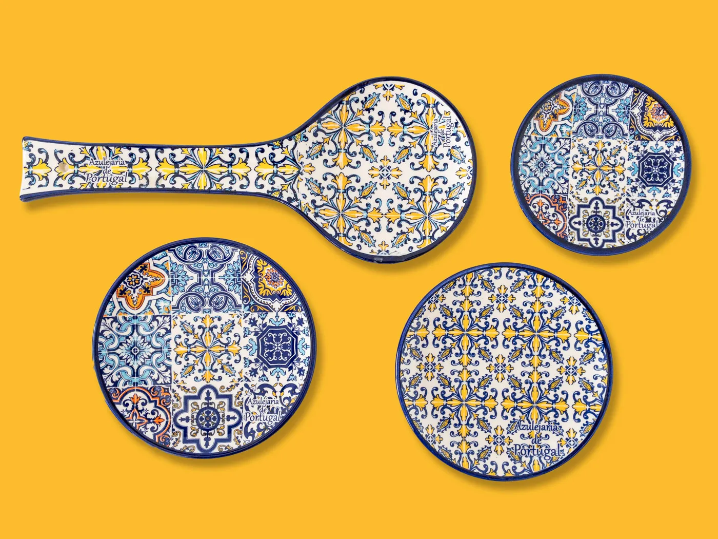 Colher e pratos de cerâmica com padrão de azulejo português