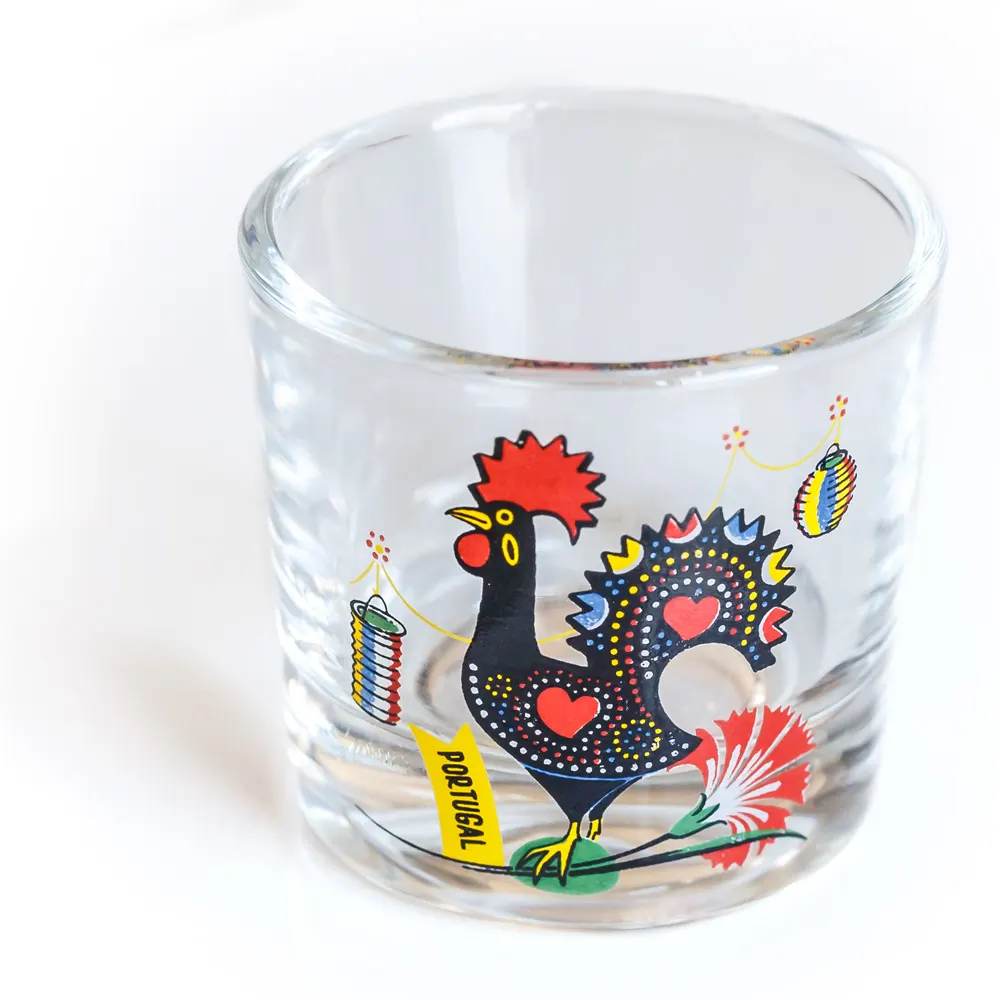 Copo de vidro decorado com galo de Barcelos