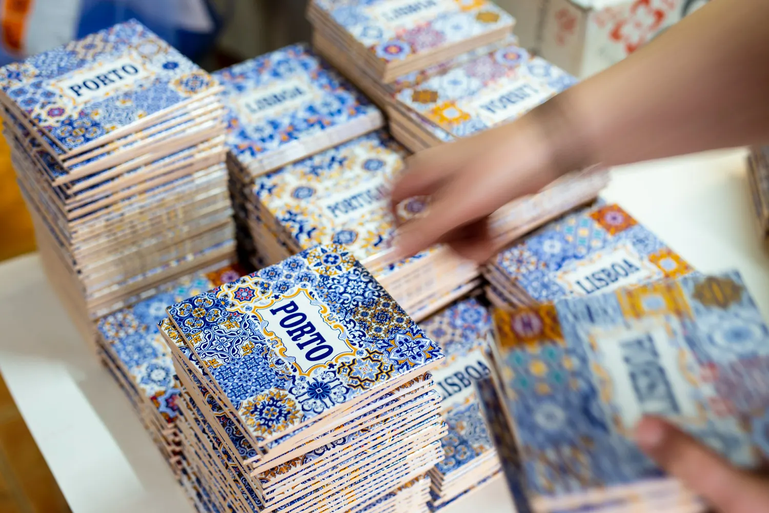Azulejos personalizados empilhados na produção