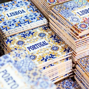 Azulejos decorados com os nomes Lisboa e Portugal