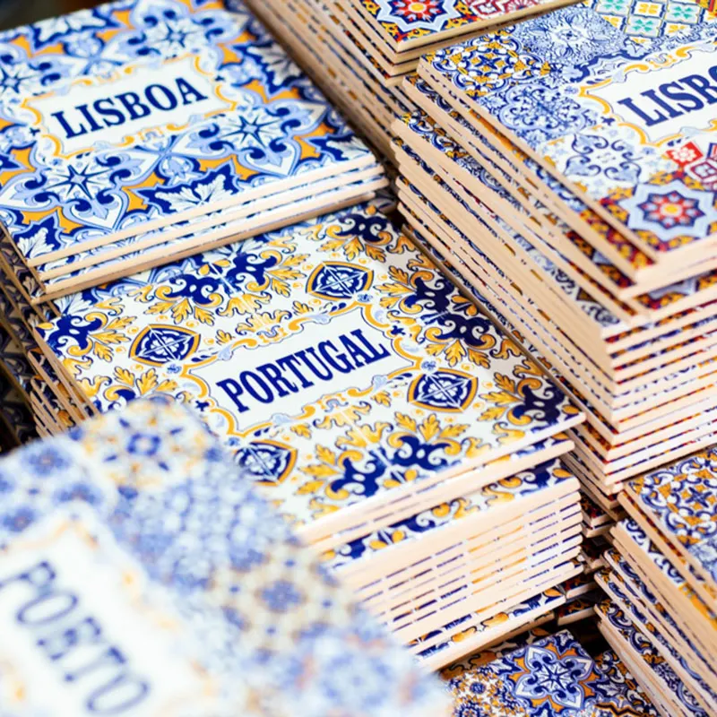 Azulejos decorados com os nomes Lisboa e Portugal