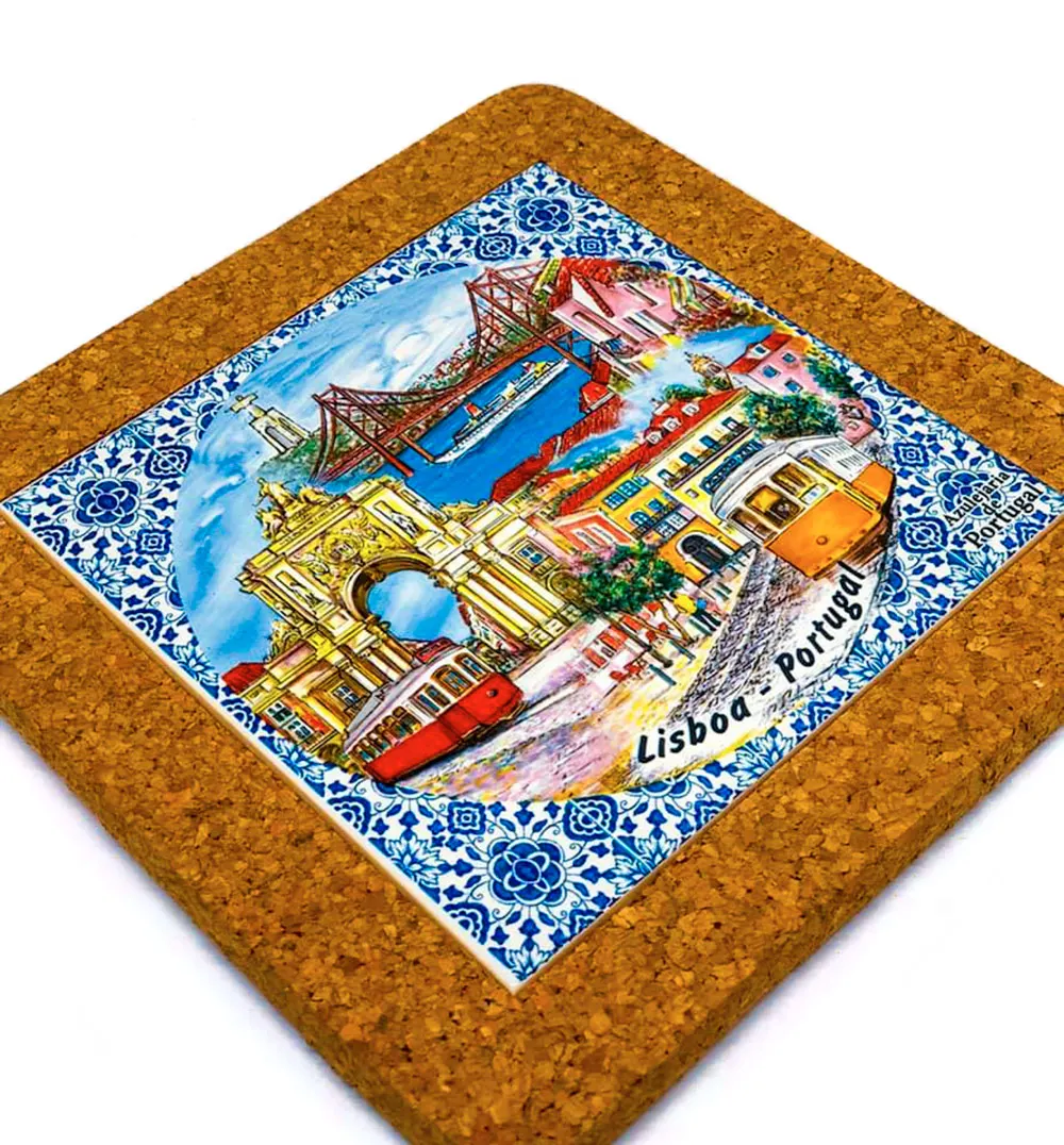 Base de cortiça com azulejo decorado com vista de Lisboa