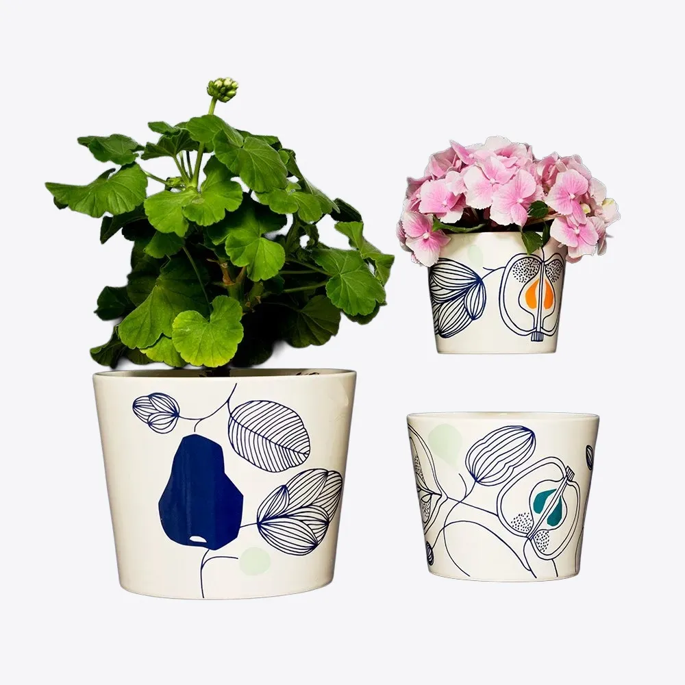 Vasos de cerâmica decorados com folhas e peras
